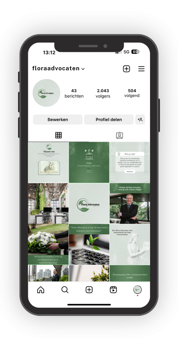 Overzicht van een smartphone met een groene en witte instagram feed. Overzicht van een smartphone met een groene en witte instagram feed.